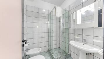 Dusche, Haartrockner, Handtücher