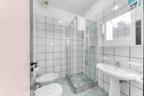 Douche, séchoir à cheveux, serviettes fournies