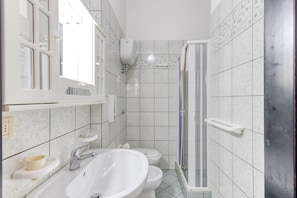 Shower, hair dryer, towels - Inn 'Doppia 2' with Sea View, Wi-Fi and Air Conditioning (Torre San Giovanni Ugento)
