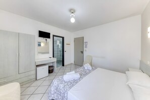WiFi, bed sheets - Inn 'Doppia 2' with Sea View, Wi-Fi and Air Conditioning (Torre San Giovanni Ugento)
