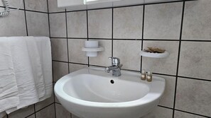 Shower, hair dryer, towels - Inn 'Doppia 3' with Balcony, Wi-Fi and Air Conditioning (Torre San Giovanni Ugento)