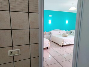 WiFi, bed sheets - Inn 'Doppia 3' with Balcony, Wi-Fi and Air Conditioning (Torre San Giovanni Ugento)