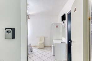 Interior - Inn 'Doppia 3' with Balcony, Wi-Fi and Air Conditioning (Torre San Giovanni Ugento)
