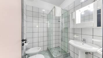Dusche, Haartrockner, Handtücher