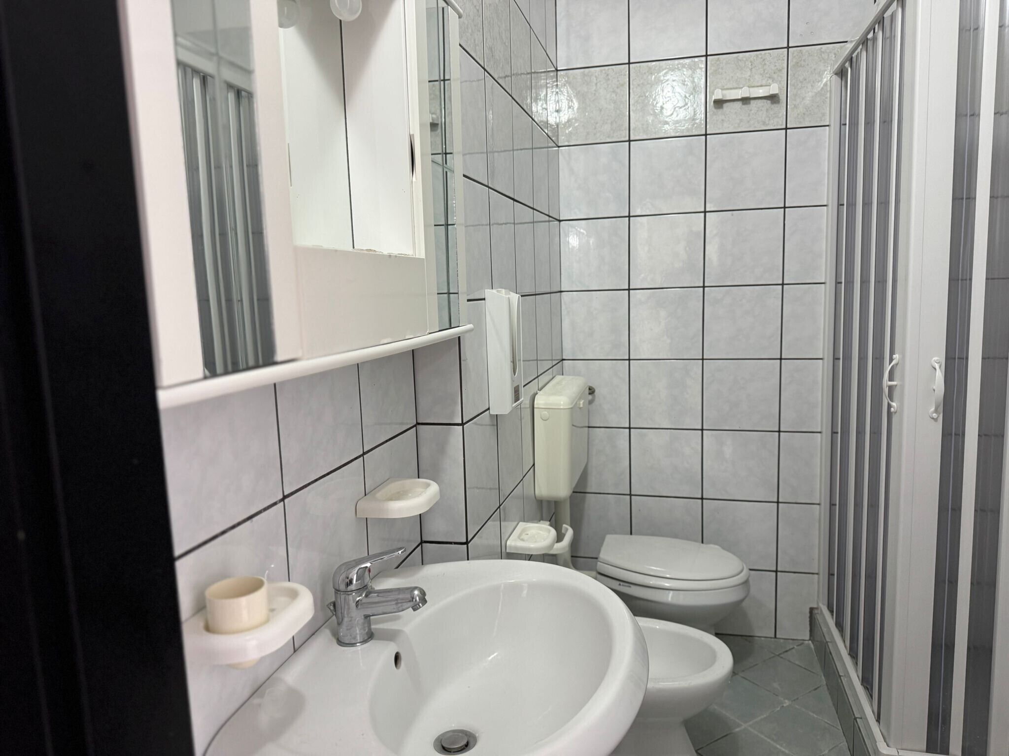 Dusj, hårføner og håndklær