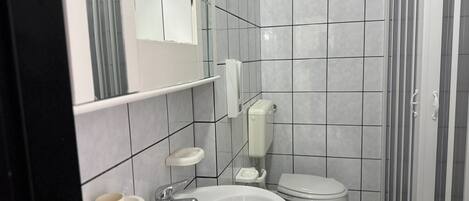 Chuveiro, secador de cabelo, toalhas de banho