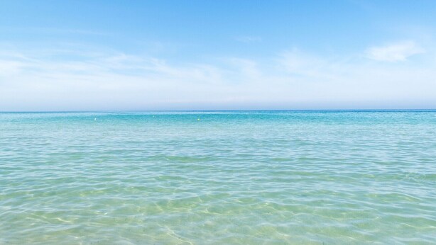 A clear view of a beach with calm water and a clear sky. - Inn 'Doppia 4' with Wi-Fi and Air Conditioning (Torre San Giovanni Ugento)