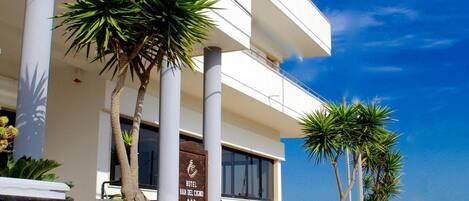 تفاصيل الفندق من الخارج