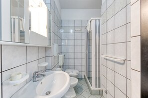 Shower, hair dryer, towels - Inn 'Doppia 4' with Wi-Fi and Air Conditioning (Torre San Giovanni Ugento)