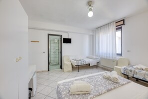 WiFi, bed sheets - Inn 'Quadrupla 1' with Wi-Fi and Air Conditioning (Torre San Giovanni Ugento)
