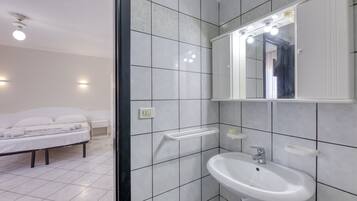 Douche, sĂšche-cheveux, serviettes fournies