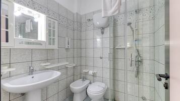 Dusche, Haartrockner, Handtücher