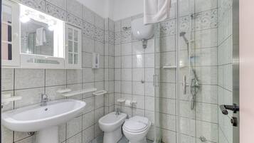 Bruser, hårtørrer, håndklæder