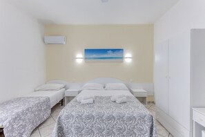 WiFi, bed sheets - Inn 'Quadrupla 2' with Wi-Fi and Air Conditioning (Torre San Giovanni Ugento)