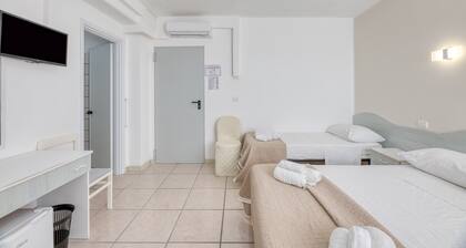 Auberge « Tripla 1 » avec vue sur mer, Wi-Fi et climatisation