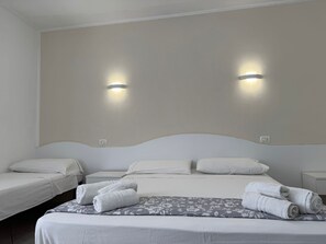 WiFi, bed sheets - Inn 'Tripla 2' with Wi-Fi and Air Conditioning (Torre San Giovanni Ugento)
