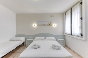 WiFi, bed sheets - Inn 'Tripla 2' with Wi-Fi and Air Conditioning (Torre San Giovanni Ugento)