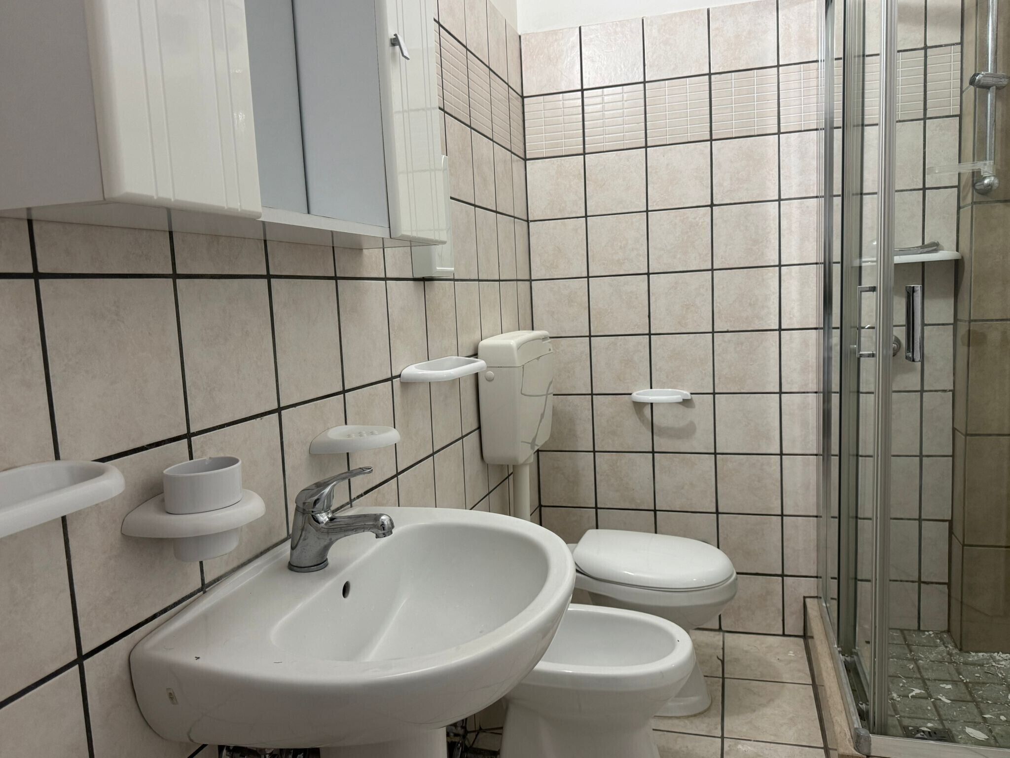 Dusj, hårføner og håndklær