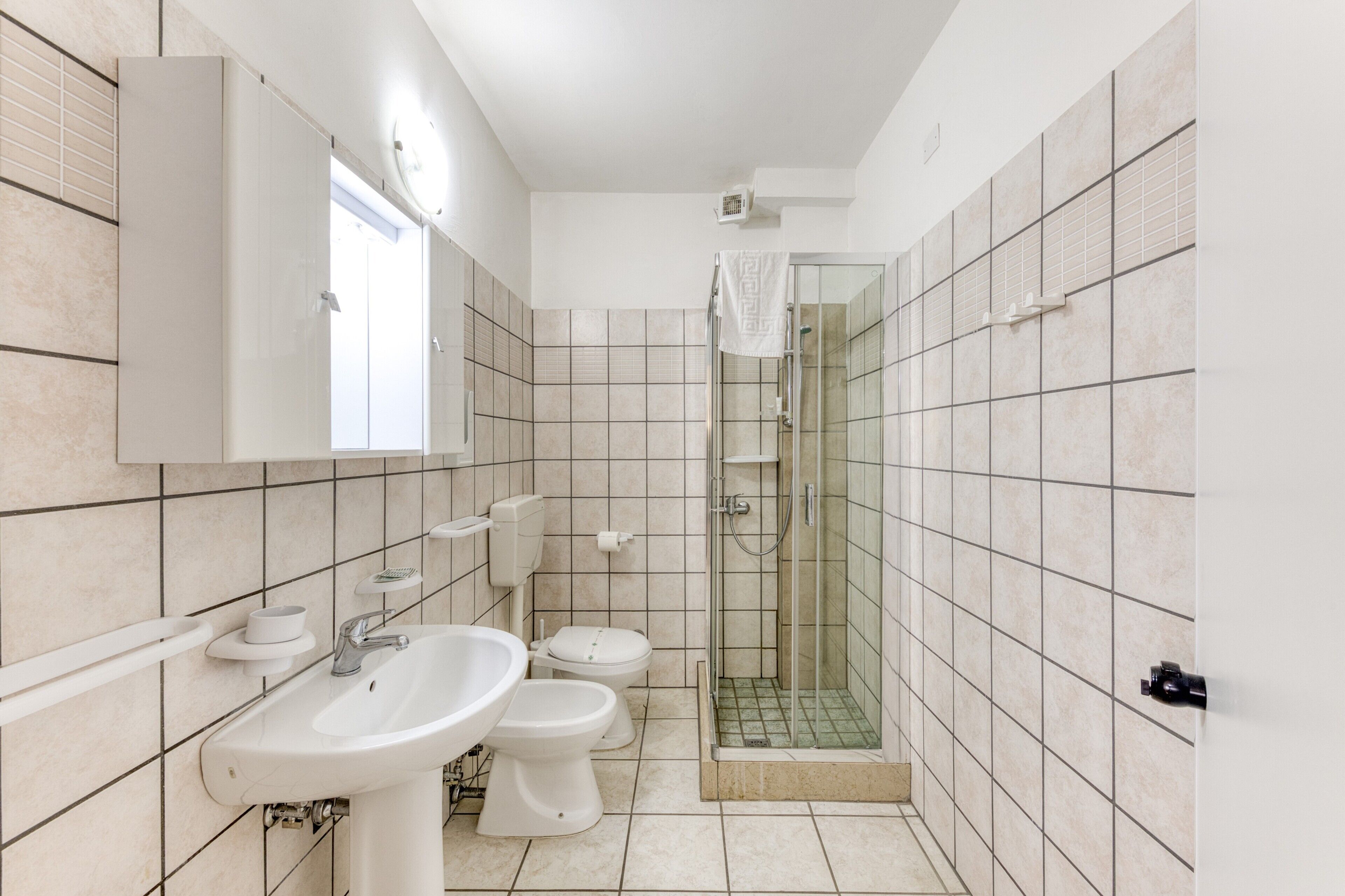 Douche, sèche-cheveux, serviettes fournies