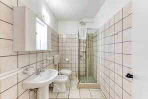 Douche, séchoir à cheveux, serviettes fournies