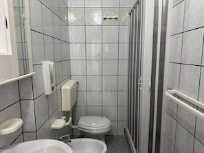 Shower, hair dryer, towels - Inn 'Tripla 2' with Wi-Fi and Air Conditioning (Torre San Giovanni Ugento)