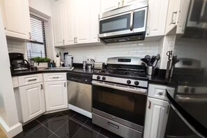 Private kitchen - 3BR w/dishwasher, WD, elevator near Central Park W (New York)