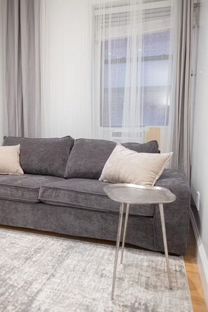 Living area - 3BR w/dishwasher, WD, elevator near Central Park W (New York)