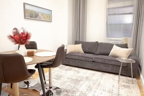 Living area - 3BR w/dishwasher, WD, elevator near Central Park W (New York)
