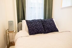 Tabla de planchar con plancha, wifi y ropa de cama 