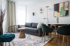 Living area - 1BR Central Park, 6 & Q, museums (New York)