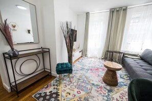 Living area - 1BR Central Park, 6 & Q, museums (New York)