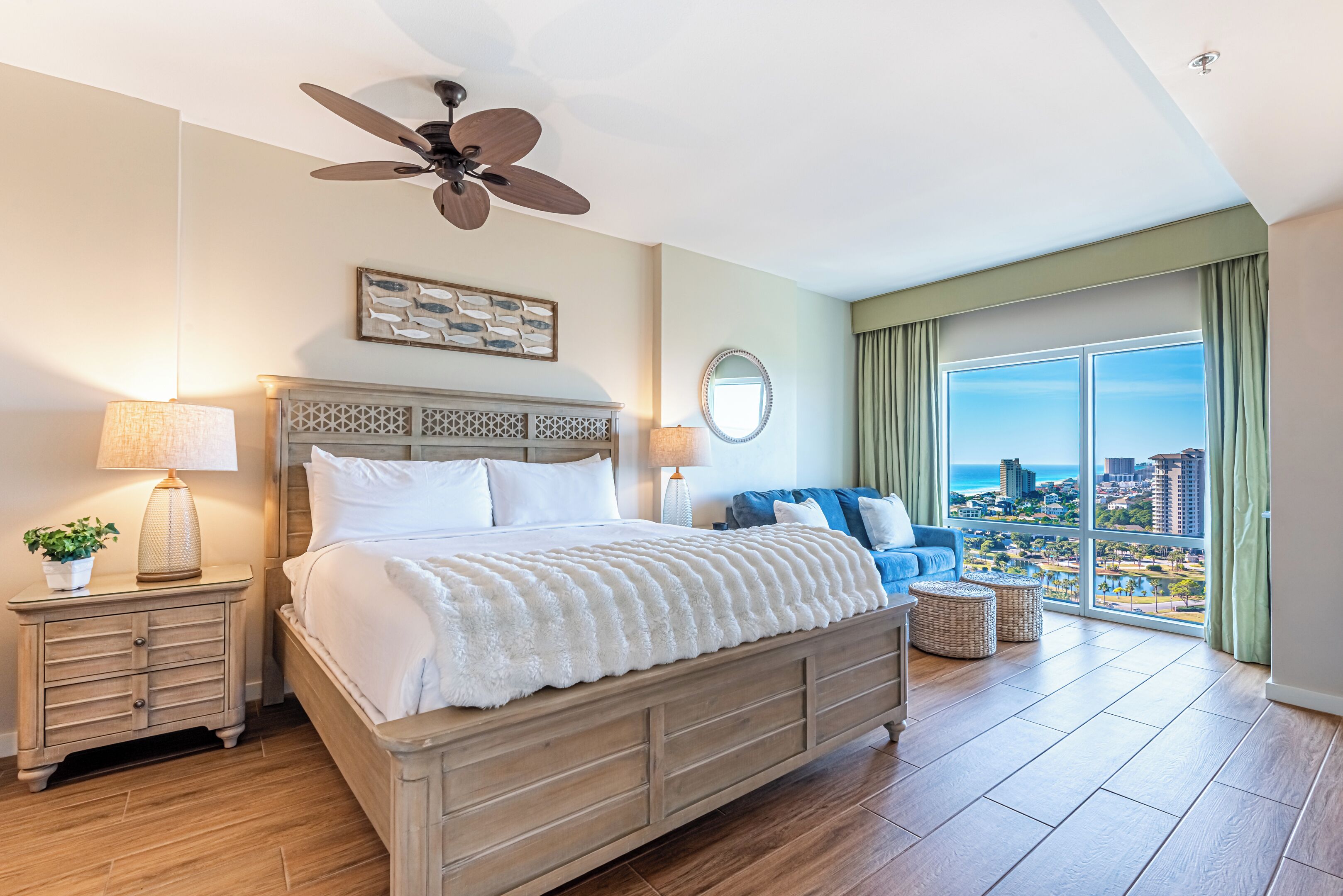 Tabla de planchar con plancha, wifi gratis y ropa de cama 