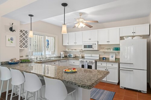  ☀️Beach, pools & dining-steps away from villa. Less than an hour from airport.