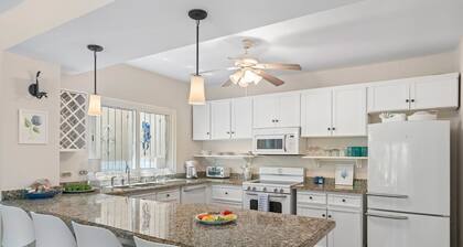 ☀️Beach, pools & dining-steps away from villa. Less than an hour from airport.