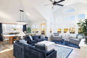 Televisie, een dvd-speler en een kantoor