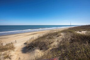 On the beach - Nags Head Oceanfront w/ Pool, Sauna, Hot Tub! (Nags Head)