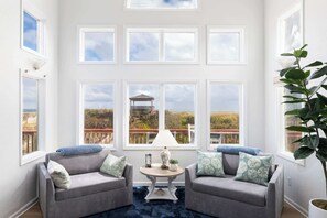 Televisie, een dvd-speler en een kantoor