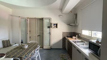 Frigorifero, microonde, forno, piano cottura