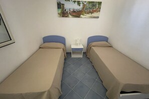 2 chambres, coffre-fort, fer et planche à repasser, lit de bébé portatif