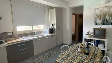 Frigorifero, microonde, forno, piano cottura