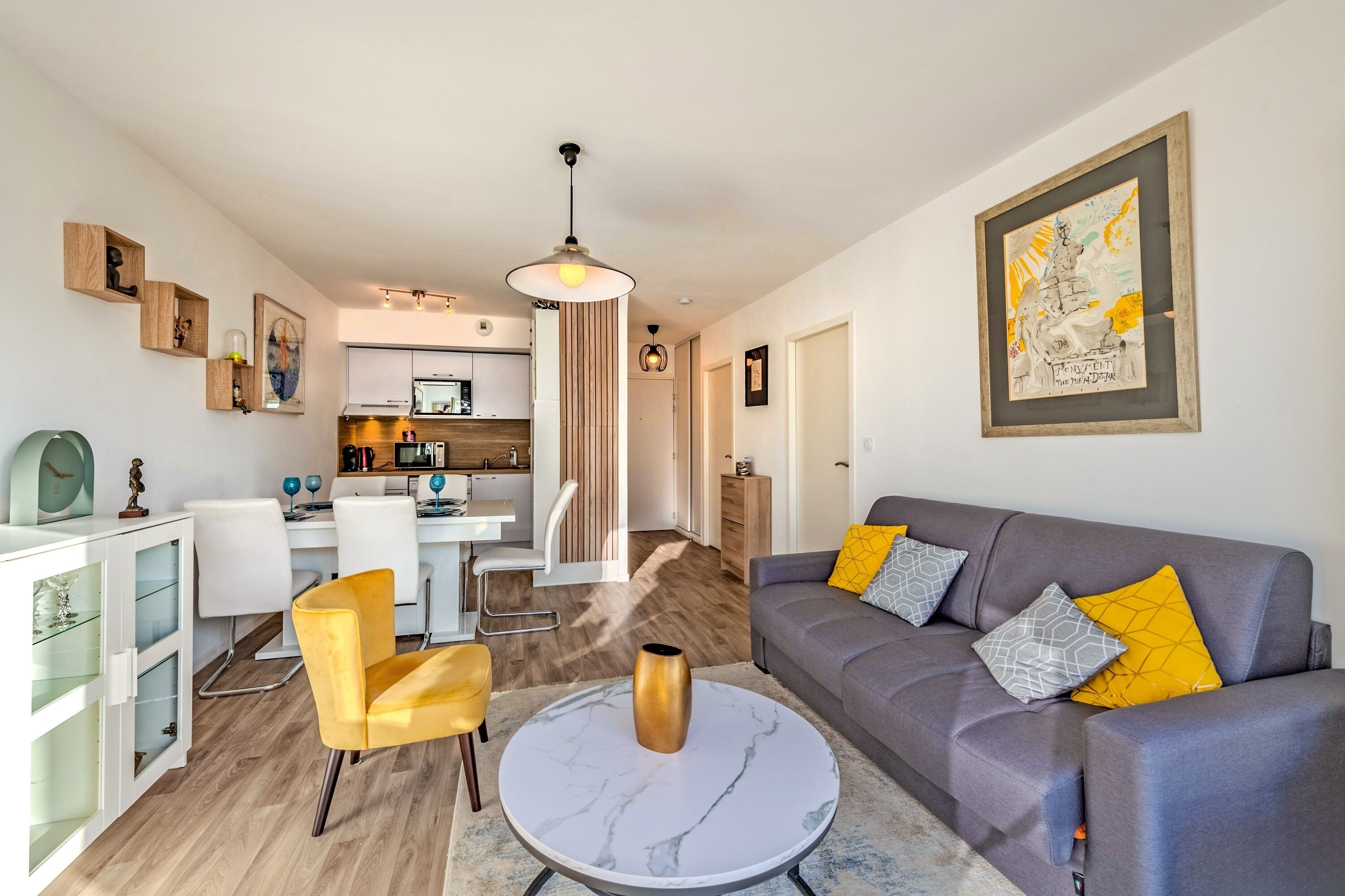 Télévision, lecteur de DVD, chaîne hi-fi