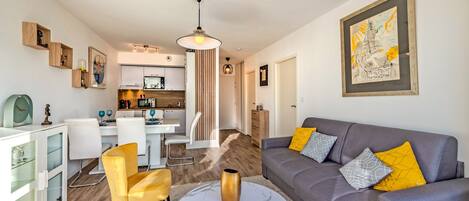 Télévision, lecteur de DVD, chaîne hi-fi