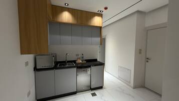 Apartament executiu | Cuina privada | Frigorífic petit, microones i placa de cuina