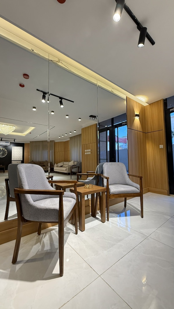 Lobby sitting area - Alkout Suites (Irbid)