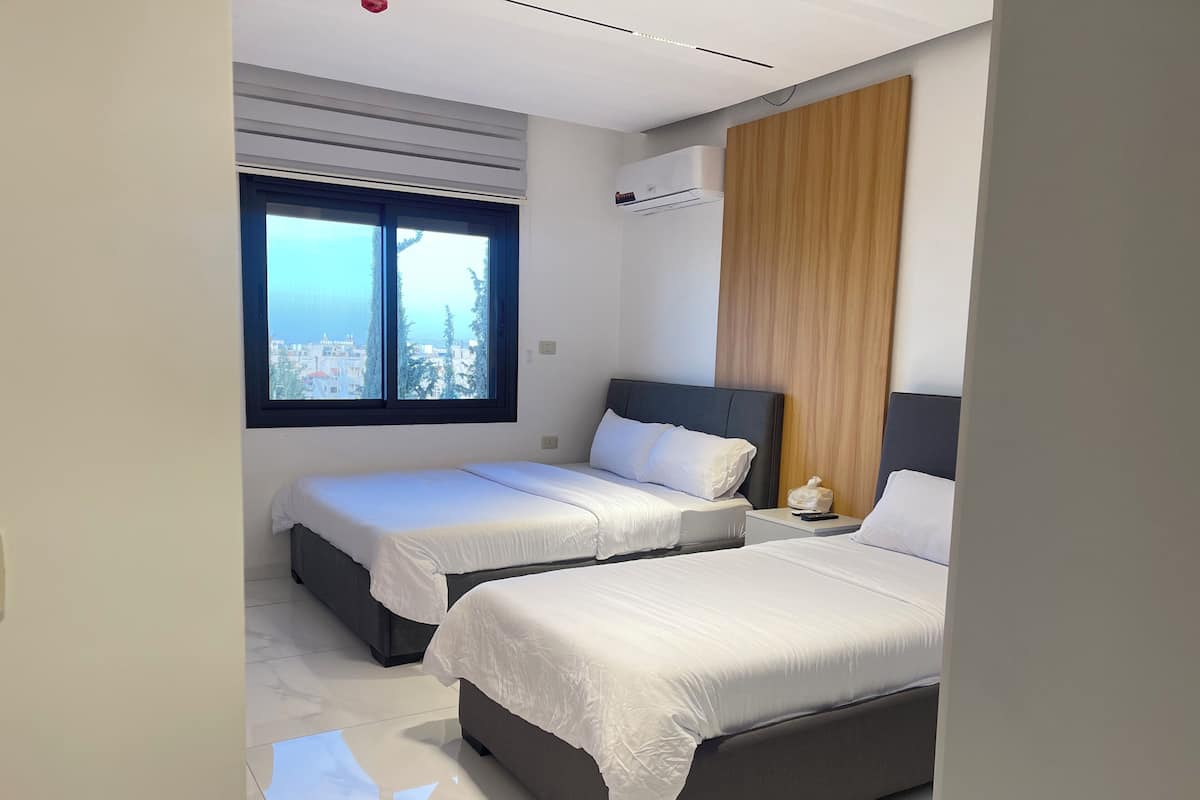 华丽套房, 1 间卧室, 花园景观 | 办公桌、笔记本电脑工作区、免费 WiFi、床单