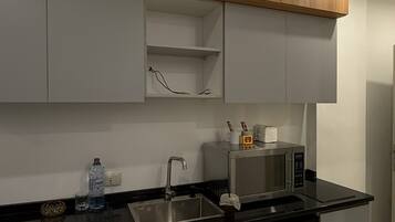 Suite Premium, balcon, vue ville | Cuisine privée | Mini réfrigérateur, micro-ondes, plaque de cuisson