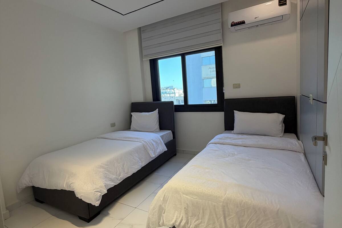 家庭套房, 城市景观 | 办公桌、笔记本电脑工作区、免费 WiFi、床单