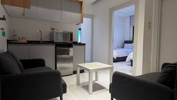 Suite familiare | Area soggiorno | Smart TV 40 pollici con canali via cavo