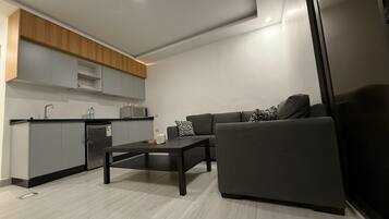 Suite familiar, balcó, vistes a la ciutat | Cuina privada | Frigorífic petit, microones i placa de cuina