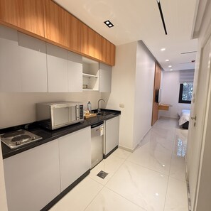 Estudio, vistas a la ciudad | Cocina privada | Frigorífico pequeño, microondas y placa de cocina